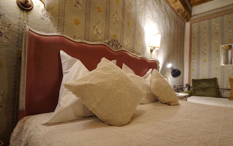 I Tre Camini: Diseño De Interiores, Habitación, Sábana, Linos, Encendiendo, Lecho, Mueble, Cama, Habitación, Lámpara