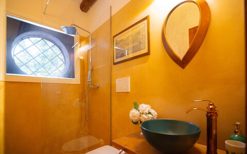 Villa Veneta - Historic Villa in the Prosecco Hill: Pared, Amarillo, Diseño De Interiores, Arreglo De Tubería, Naranja, Piso, Encendiendo, Suelo, Marrón, Baño