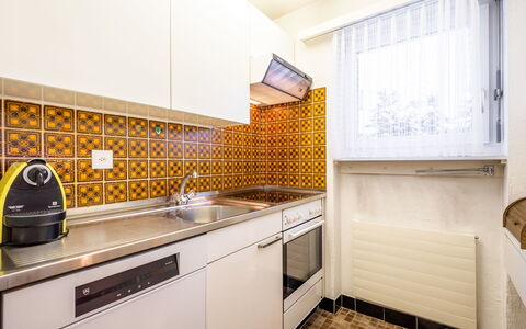 Via Sulten 12: Piso, Electrodoméstico, Cocina, Madera, Suelo, Diseño De Interiores, Mostrador, Aparato De Cocina, Techo, Loseta