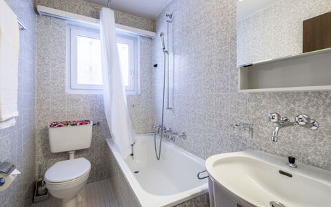 Via Sulten 12: Baño, Arreglo De Tubería, Lavabo Del Baño, Piso, Diseño De Interiores, Suelo, Lavabo, Bañera, Grifo, Plomería