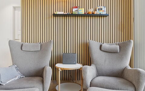 Eliene - 500M from the Sea: Mueble, Diseño De Interiores, Silla, Estantería, Sala, Manchas De Madera, Estante, Diseño, Brazo, Papel Pintado