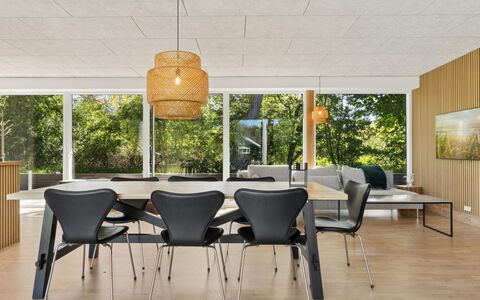 Eliene - 500M from the Sea: Mueble, Piso, Diseño De Interiores, Suelo, Silla, Madera, Mesa, Techo, Cocina Y Comedor Mesa, Comedor