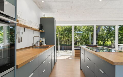 Eliene - 500M from the Sea: Cocina, Mostrador, Piso, Aparato De Cocina, Madera, Gabinetes, Mueble, Diseño De Interiores, Electrodoméstico, Techo