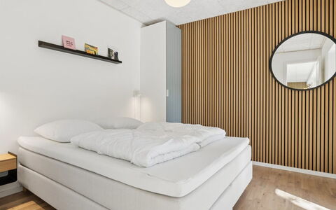Eliene - 500M from the Sea: Diseño De Interiores, Piso, Madera, Techo, Suelo, Mueble, Habitación, Encendiendo, Habitación, Cama
