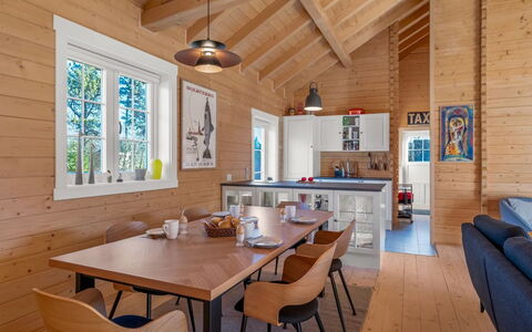 Taija - 200M to the Fjord: Madera, Casa, Techo, Diseño De Interiores, Piso, Cabaña, Casa, Suelo, Puerta, Mueble