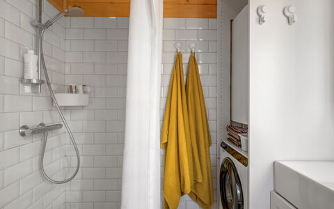 Taija - 200M to the Fjord: Pared, Diseño De Interiores, Piso, Arreglo De Tubería, Suelo, Plomería, Baño, Loseta, Habitación, Techo