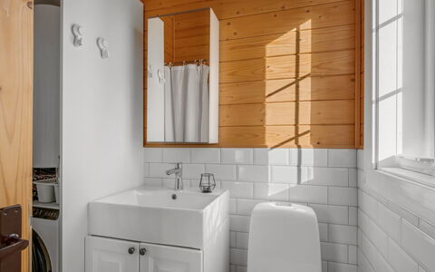 Taija - 200M to the Fjord: Pared, Piso, Diseño De Interiores, Madera, Arreglo De Tubería, Suelo, Lavabo, Grifo, Baño, Encendiendo