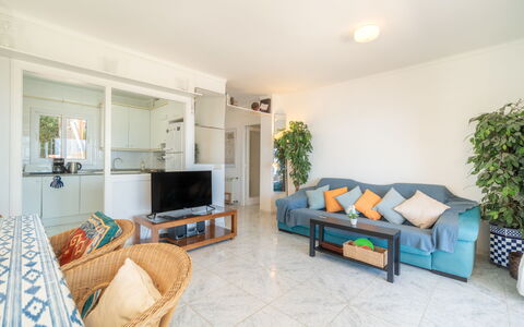 Magrana Pool House: Mueble, Piso, Diseño De Interiores, Suelo, Madera, Sofá, Techo, Sala, Habitación