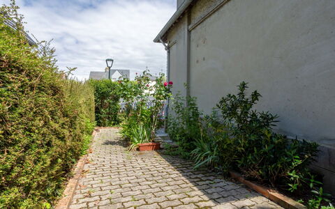 Villerville: Arbusto, Barrio Residencial, Cobertura Del Suelo, Jardín, Pasarela, Paisajismo, Entrada De Coches, Acera, Losa