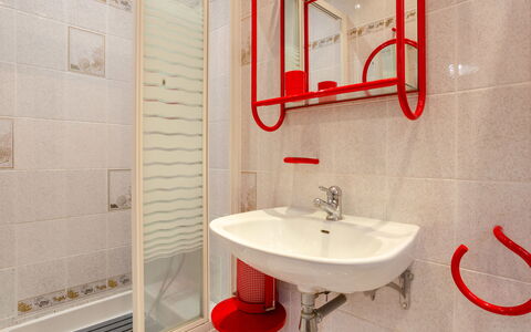 Villerville: Rojo, Piso, Arreglo De Tubería, Diseño De Interiores, Suelo, Baño, Lavabo Del Baño, Plomería, Habitación, Grifo