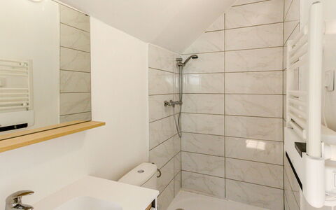 Villerville: Piso, Diseño De Interiores, Arreglo De Tubería, Pared, Baño, Suelo, Madera, Lavabo Del Baño, Techo, Lavabo