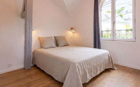 Villerville: Piso, Diseño De Interiores, Madera, Suelo, Habitación, Techo, Mueble, Cama, Habitación, Suelos De Madera