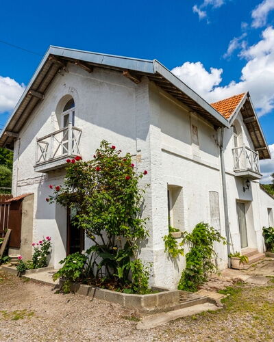 Villerville: Edificio, Casa, Casa, Barrio Residencial, Arbusto, Arquitectura, Cabaña, Techo, Puerta