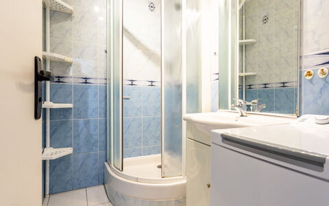 Les Portes de la Mer: Piso, Arreglo De Tubería, Baño, Diseño De Interiores, Suelo, Lavabo Del Baño, Plomería, Lavabo, Grifo, Habitación