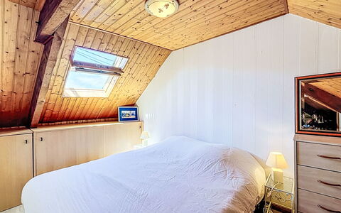 Maison Nid de la Ria: Habitación, Suelo, Piso, Madera, Diseño De Interiores, Techo, Cama, Mueble, Encendiendo, Habitación