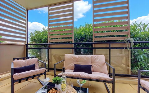 L'Etoile du Sud: Mueble, Madera, Diseño De Interiores, Mueble Para Exteriores, Silla, Suelo, Balcón, Vaso, Porche, Manchas De Madera