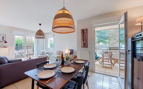 L'Etoile du Sud: Mueble, Diseño De Interiores, Piso, Silla, Suelo, Mesa, Madera, Cocina Y Comedor Mesa, Techo, Comedor