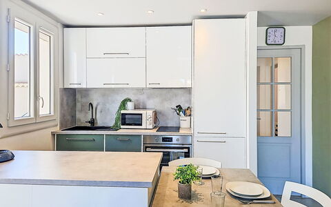 Croix du Sud: Mueble, Cocina, Mostrador, Aparato De Cocina, Gabinetes, Diseño De Interiores, Piso, Electrodoméstico, Madera, Suelo