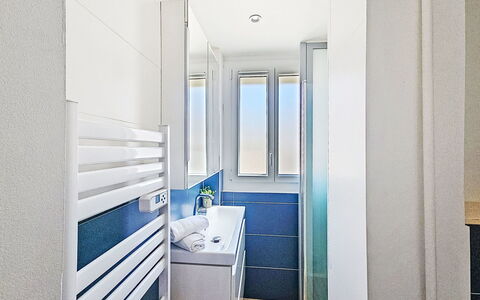 Croix du Sud: Piso, Suelo, Diseño De Interiores, Puerta, Arreglo De Tubería, Habitación, Techo, Departamento, Loseta, Baño