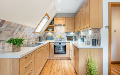 Glengarry Combi: Cocina, Mostrador, Diseño De Interiores, Piso, Mueble, Madera, Gabinetes, Aparato De Cocina, Suelo, Techo
