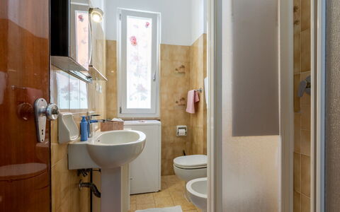 A Cà du Piero: Baño, Arreglo De Tubería, Asiento Del Baño, Baño, Lavabo Del Baño, Suelo, Piso, Lavabo, Plomería, Diseño De Interiores