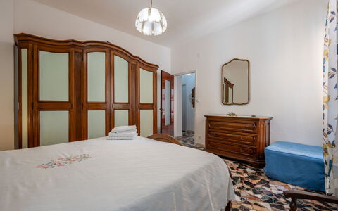 A Cà du Piero: Cama, Habitación, Diseño De Interiores, Pared, Mueble, Suelo, Piso, Madera, Sábana, Lecho