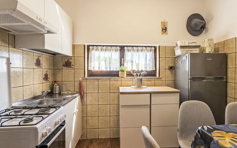 Francesco: Cocina, Electrodoméstico, Aparato De Cocina, Mostrador, Diseño De Interiores, Mueble, Madera, Piso, Gabinetes, Suelo