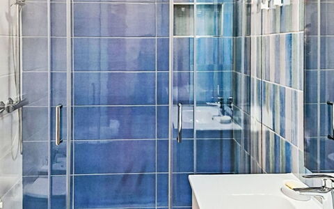 Edera: Azul, Piso, Suelo, Diseño De Interiores, Arreglo De Tubería, Baño, Loseta, Ducha, Plomería, Puerta