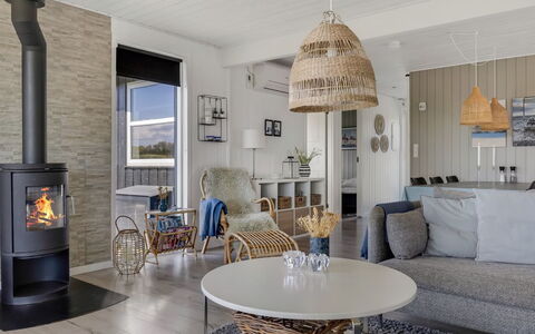Susianna - 550M from the Sea: Piso, Madera, Mueble, Suelo, Diseño De Interiores, Casa, Suelos De Madera, Sala, Silla, Techo