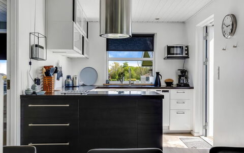Susianna - 550M from the Sea: Aparato De Cocina, Cocina, Mostrador, Mueble, Diseño De Interiores, Electrodoméstico, Piso, Electrodoméstico, Gabinetes, Encendiendo