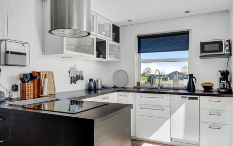 Susianna - 550M from the Sea: Aparato De Cocina, Cocina, Mostrador, Gabinetes, Mueble, Diseño De Interiores, Electrodoméstico, Electrodoméstico, Piso, Lámpara