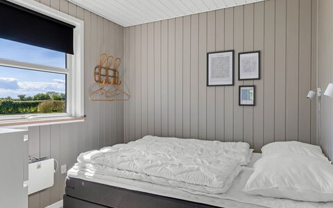 Susianna - 550M from the Sea: Habitación, Cama, Madera, Diseño De Interiores, Suelo, Piso, Sábana, Lecho, Techo, Marco De La Cama
