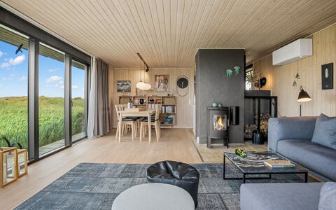 Beatrice - 350M from the Sea: Madera, Diseño De Interiores, Mueble, Piso, Suelo, Casa, Techo, Sala, Suelos De Madera, Sofá