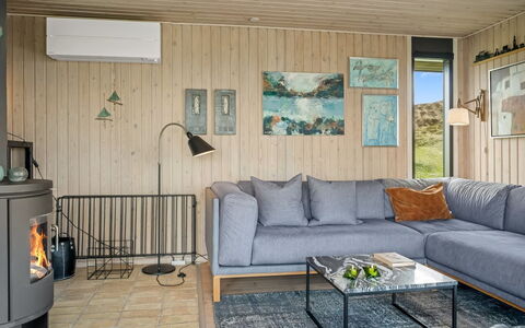 Beatrice - 350M from the Sea: Madera, Piso, Suelo, Diseño De Interiores, Mueble, Sofá, Sala, Casa, Habitación, Suelos De Madera