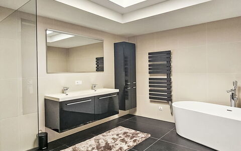 The Penthouse 5: Diseño De Interiores, Piso, Pared, Suelo, Arreglo De Tubería, Baño, Techo, Mueble De Baño, Lavabo, Grifo
