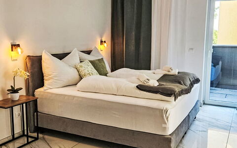 The Penthouse 5: Mueble, Diseño De Interiores, Habitación, Cama, Pared, Suelo, Piso, Madera, Lecho, Sábana