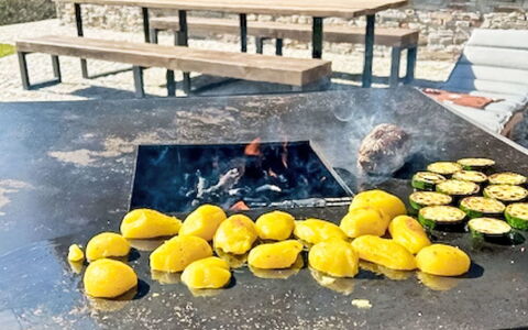 Pod Hvězdami: Comida, Cocinando, Mueble Para Exteriores, Mesa Al Aire Libre, Parilla, Calor, Mesa De Picnic