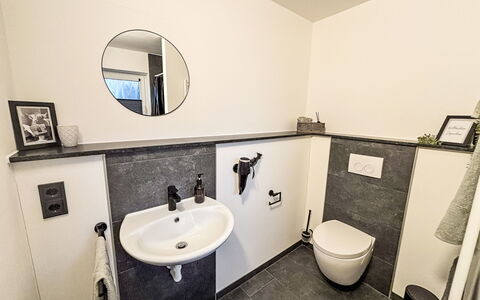 Ferienhuuske Boden: Arreglo De Tubería, Lavabo Del Baño, Piso, Baño, Suelo, Diseño De Interiores, Lavabo, Grifo, Plomería, Baño