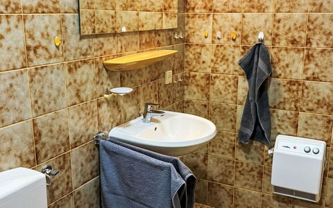 Friesenwohnung: Asiento Del Baño, Piso, Arreglo De Tubería, Amarillo, Baño, Suelo, Baño, Loseta, Plomería