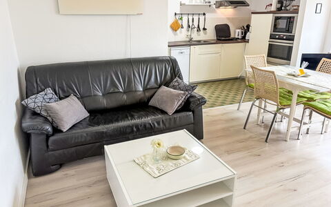 Friesenwohnung: Mueble, Diseño De Interiores, Piso, Suelo, Sofá, Madera, Habitación, Suelos De Madera, Sala, Casa