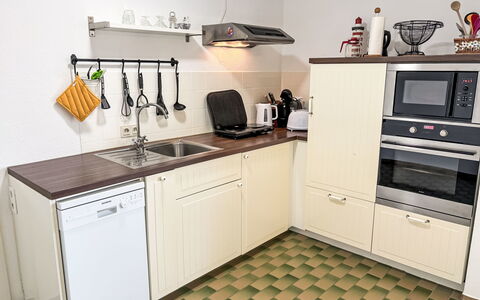 Friesenwohnung: Aparato De Cocina, Cocina, Electrodoméstico, Mostrador, Madera, Gabinetes, Estufa De Cocina, Piso, Estufa, Fregadero