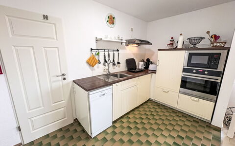 Friesenwohnung: Piso, Cocina, Aparato De Cocina, Suelo, Madera, Electrodoméstico, Estufa De Cocina, Diseño De Interiores, Mostrador, Gabinetes