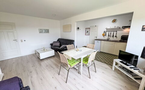 Friesenwohnung: Mueble, Piso, Suelo, Madera, Diseño De Interiores, Suelos De Madera, Habitación, Sala, Sofá, Departamento