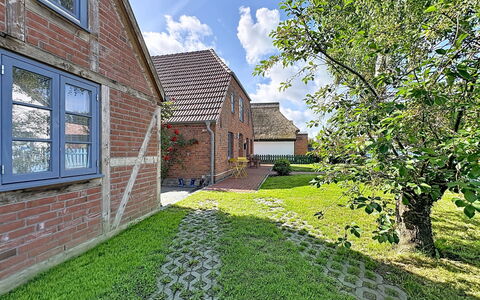 Dat Fischerhus: Casa, Casa, Techo, Jardín, Césped, Cobertura Del Suelo, Cabaña, Ladrillo, Inmuebles, Yarda