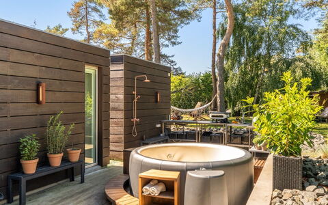 Dagny - 300M from the Sea: Arreglo De Tubería, Bañera, Material Compuesto, Mueble Para Exteriores, Jardín, Cubierta, Maceta, Silla, Patio Interior
