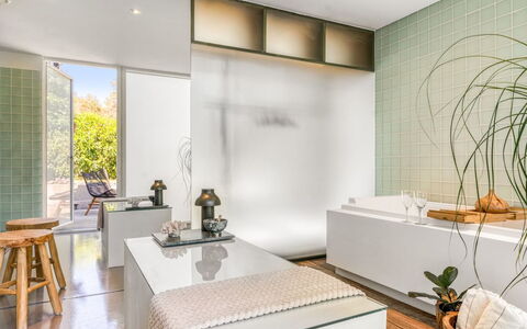 Dagny - 300M from the Sea: Diseño De Interiores, Pared, Piso, Suelo, Mueble, Casa, Encendiendo, Techo, Cocina, Planta De Casa