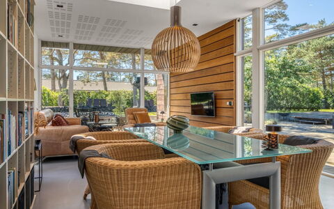 Dagny - 300M from the Sea: Mueble, Diseño De Interiores, Silla, Piso, Mesa, Madera, Suelo, Cocina Y Comedor Mesa, Techo, Comedor