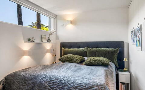 Dagny - 300M from the Sea: Cama, Mueble, Diseño De Interiores, Habitación, Lecho, Pared, Sábana, Techo, Linos, Habitación