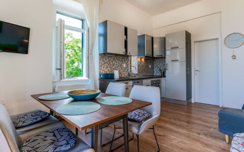 Chloee: Mueble, Diseño De Interiores, Piso, Suelo, Mesa, Departamento, Silla, Habitación, Cocina Y Comedor Mesa, Madera Dura