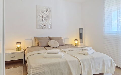 Emma: Mueble, Cama, Diseño De Interiores, Habitación, Suelo, Piso, Pared, Madera, Techo, Habitación